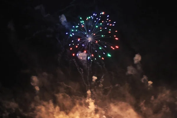 Πυροτεχνήματα Χαιρετισμό Ουρανό Φόντο Καταπληκτικά Υπερβολή Φωτεινά Πολύχρωμα Φωτάκια Που — Φωτογραφία Αρχείου