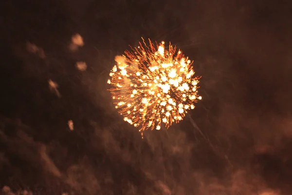 Fogos Artifício Saudações Céu Fundo Extravagância Incrível Luzes Amarelas Brilhantes — Fotografia de Stock