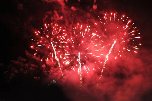 Fuegos Artificiales Saludos Fondo Del Cielo Increíble Fuente Brillantes Luces — Foto de Stock