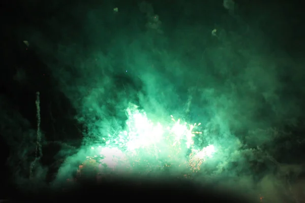 Tűzijáték Salute Háttere Világos Sárga Pislákoló Fény Éjszakai Égen Szilveszter — Stock Fotó