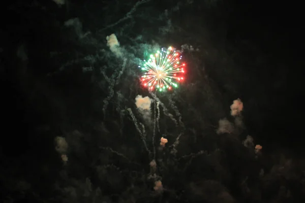 Πυροτεχνήματα Χαιρετισμό Ουρανό Φόντο Φανταστική Γιρλάντα Πολύχρωμο Λαμπερό Φώτα Στον — Φωτογραφία Αρχείου