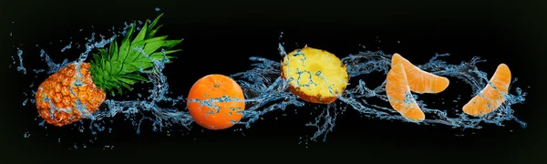 meyve - mandalina ve ananas su izole bir yeşil ve siyah arka plan üzerinde
