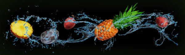 meyve - erik ve ananas su izole bir yeşil ve siyah arka plan üzerinde