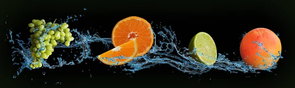 Frukt Lime Apelsin Grapefrukt Och Druvor Vatten Isolerad Grönt Och Royaltyfria Stockfoton