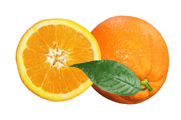 一半和整个 新鲜维生素绿色橙色隔离在白色背景 — 图库照片