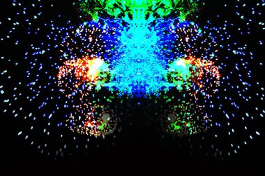 Parlak yeşil, mavi ve sarı fişek ışıkları bir çizgi şeklinde bir flaş. Cadılar Bayramı, Noel, Bağımsızlık Günü, Yeni Yıl.