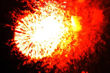 Parlak kırmızı ve sarı fişek ışıkları alev. Cadılar Bayramı, Noel, Bağımsızlık Günü, Yeni Yıl sırasında.