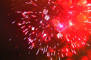 Cadılar Bayramı, Noel, Bağımsızlık Günü, Yeni Yıl sırasında parlak kırmızı fişek ışıkları Starburst.