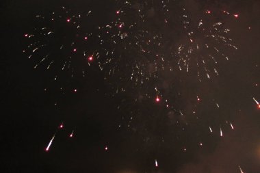  Parlak kırmızı ve mavi fişek ışıkları fantastik parlaklık. Cadılar Bayramı sırasında, Noel, Bağımsızlık Günü, Yeni evet