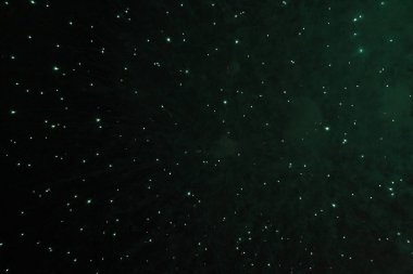 Cadılar Bayramı, Noel, Bağımsızlık Günü, Yeni Yıl sırasında yıldız ve havai fişek parlak yeşil parlak ışıklar bir saçılma