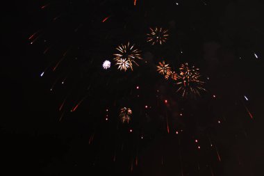 Cadılar Bayramı, Noel, Bağımsızlık Günü, Yeni Yıl sırasında parlak turuncu köpüklü fişek kıvılcım placers bir flaş.