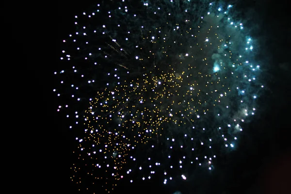 Chama Luzes Fogo Artifício Verdes Amarelas Brilhantes Durante Halloween Natal — Fotografia de Stock