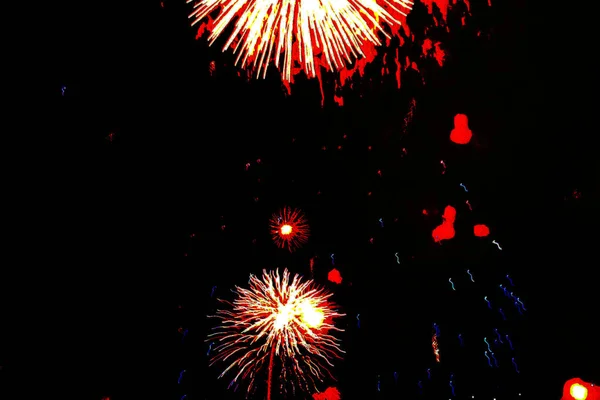 万圣节 圣诞节 独立日 新年期间烟花的明亮红灯的美妙景色 — 图库照片