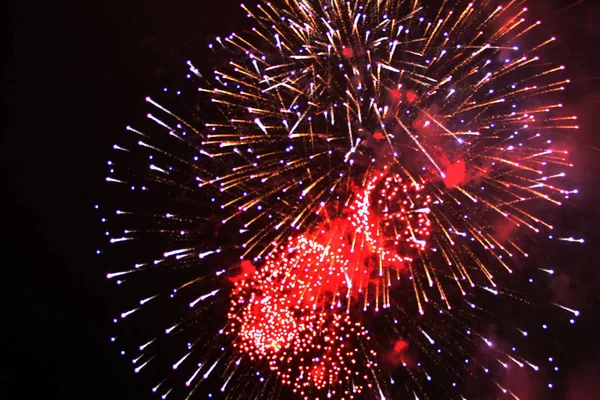 Fantastische Glans Van Felle Rode Paarse Vuurwerk Lichten Tijdens Halloween — Stockfoto