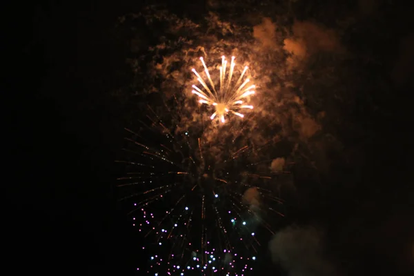 Polvo Estelar Brillantes Luces Fuegos Artificiales Naranjas Amarillas Verdes Durante — Foto de Stock