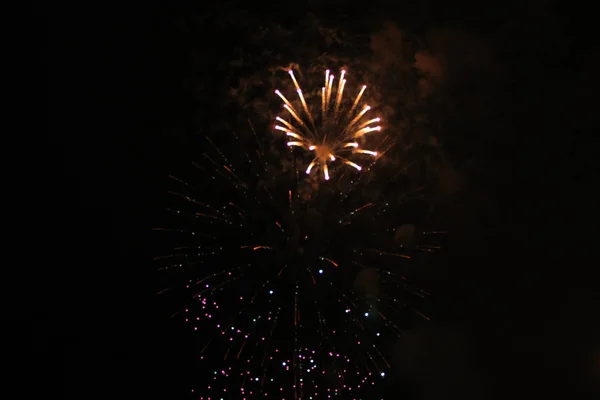 Bela Placer Luzes Brilhantes Amarelas Brilhantes Fogos Artifício Durante Halloween — Fotografia de Stock