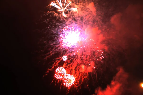 Belo Dragão Luzes Brilhantes Brilhantes Fogos Artifício Durante Halloween Natal — Fotografia de Stock