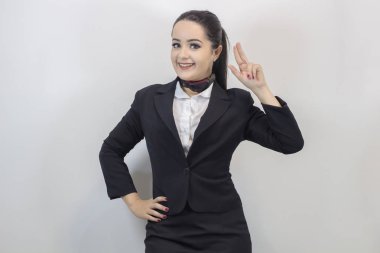 Güzel hostes. Stüdyo ile sinek eşlik eden kadını vurdu.