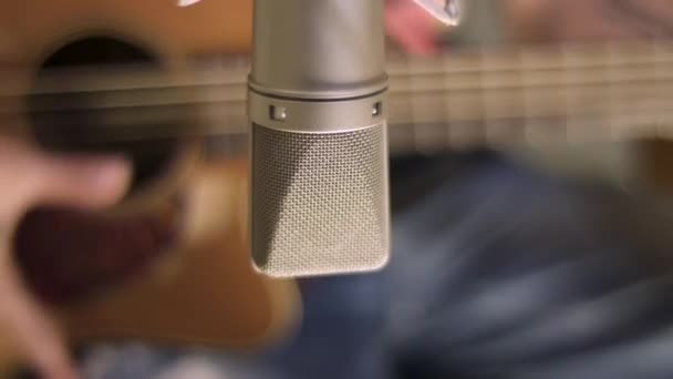 Mannen Musikstudio Som Spelar Gitarr Selektiv Fokus Mikrofonen — Stockvideo