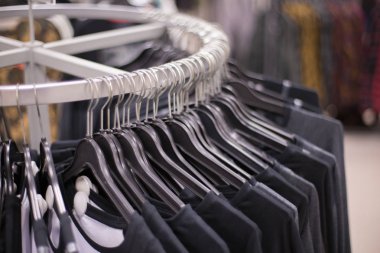 Bir giyim mağazasında askılar