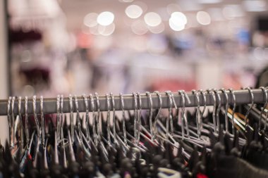 Bir giyim mağazasında askılar