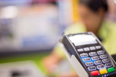 Kredi kartı terminali. Kredi Kartı İşlemcisi. Süpermarkette ödeme makinesi ve kredi kartı.