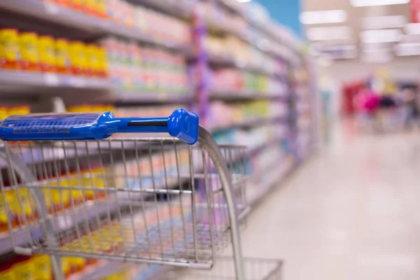 Winkelwagen Bekijken Supermarkt Gangpad Met Product Planken Abstracte Wazig Gedefocuste — Stockfoto