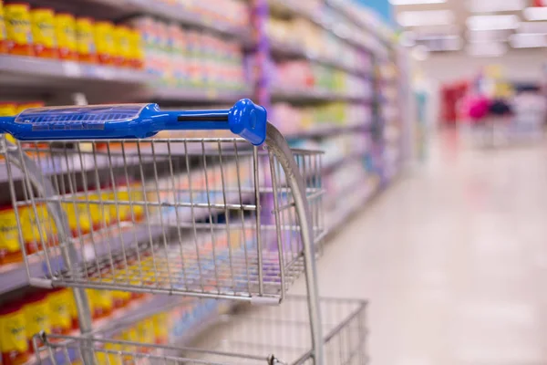 Shopping Cart View Supermercato Corridoio Con Scaffali Prodotto Astratto Sfocatura — Foto Stock