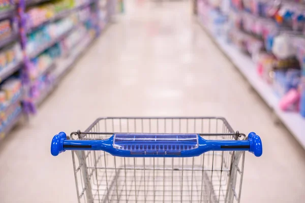 Shopping Cart View Supermercato Corridoio Con Scaffali Prodotto Astratto Sfocatura — Foto Stock