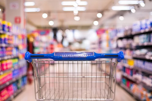 Vue Panier Dans Allée Supermarché Avec Des Étagères Produits Fond — Photo