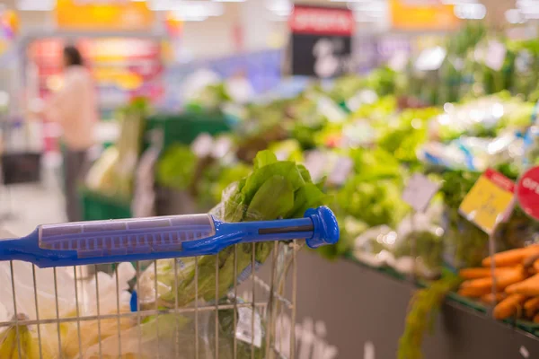 Nákupní Košík Pohled Uličce Supermarketu Regály Produktů Abstraktní Rozostřené Pozadí — Stock fotografie
