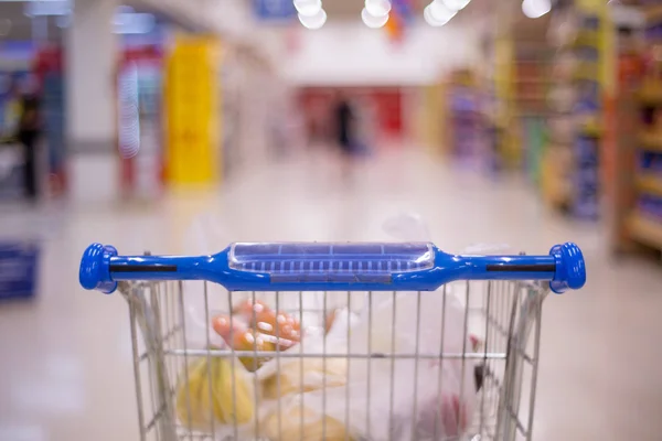 Vue Panier Dans Allée Supermarché Avec Des Étagères Produits Fond — Photo