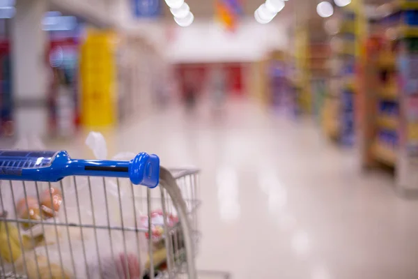 Shopping Cart View Supermarket Aisle Product Shelves Abstrakcyjne Rozmycie Tła — Zdjęcie stockowe