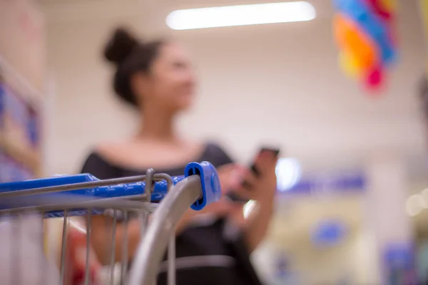 消费主义和人的观念 快乐的年轻女子 带着智能手机在市场上挑选和购买食物 — 图库照片