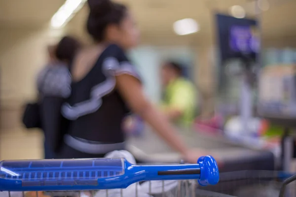 Shopping Cart View Supermarket Aisle Product Shelves Abstrakcyjne Rozmycie Tła — Zdjęcie stockowe