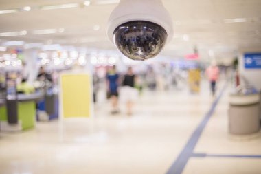 CCTV ve bulanık süpermarket arka planı. İş koruması.