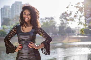 Gülümseyen genç zenci kadın portresi