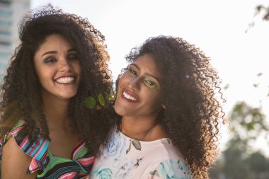 İki genç afro kız sahip eğlenceli birlikte, sevinç, pozitif, aşk, arkadaşlık, kız kardeş. Mutlu toplantı iki arkadaş sarılma. Lezbiyen kavramı.