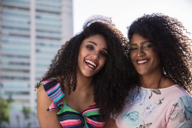 İki genç afro kız sahip eğlenceli birlikte, sevinç, pozitif, aşk, arkadaşlık, kız kardeş. Mutlu toplantı iki arkadaş sarılma. Lezbiyen kavramı.