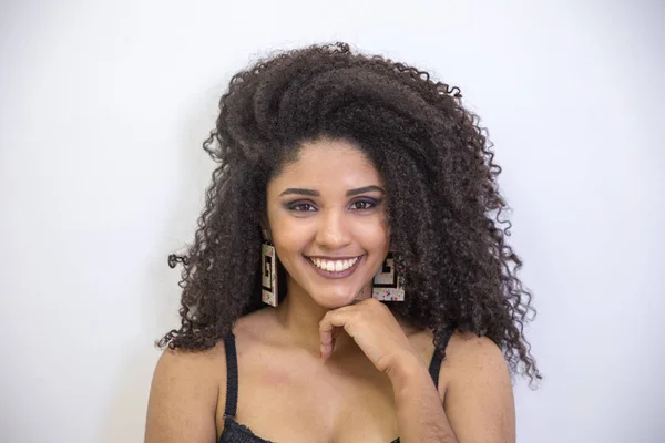 Retrato Sorrindo Jovem Mulher Negra — Fotografia de Stock