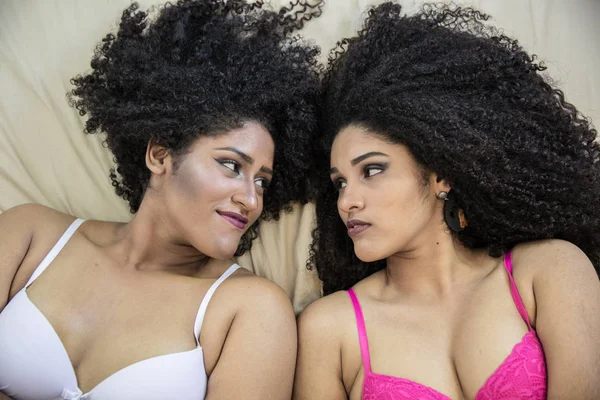 Duas Jovens Afro Meninas Divertindo Juntos Alegria Positivo Amor Amizade — Fotografia de Stock
