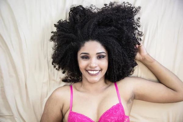 Retrato Sorrindo Jovem Mulher Negra — Fotografia de Stock