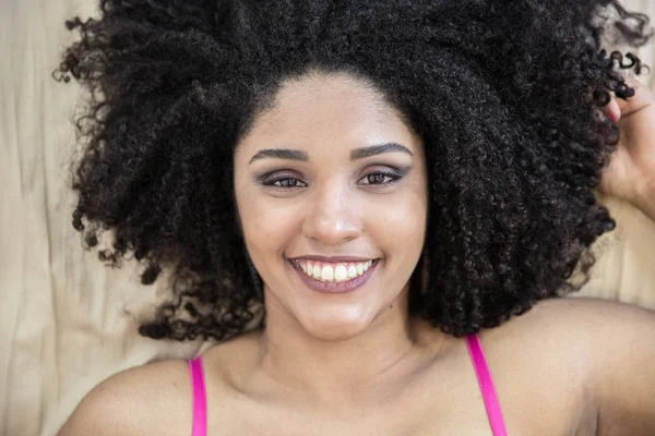 Portrait Smiling Young Black Woman — Stock Photo, Image