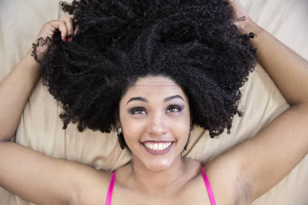 Retrato Sorrindo Jovem Mulher Negra — Fotografia de Stock