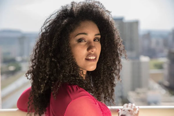 Portrait Smiling Young Black Woman — Stock Photo, Image