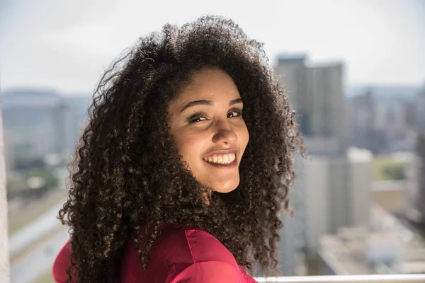 Portrait Smiling Young Black Woman — Stock Photo, Image