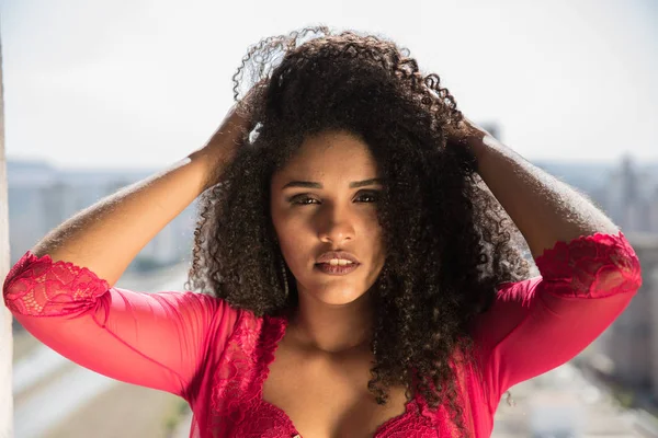 Retrato Sorrindo Jovem Mulher Negra — Fotografia de Stock