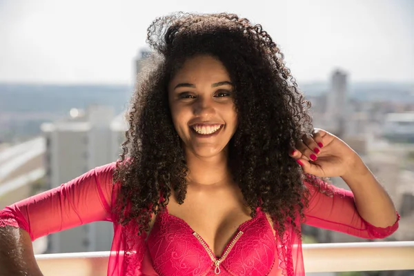 Retrato Sorrindo Jovem Mulher Negra — Fotografia de Stock