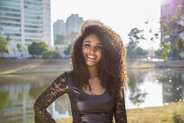 Retrato Sorrindo Jovem Mulher Negra — Fotografia de Stock