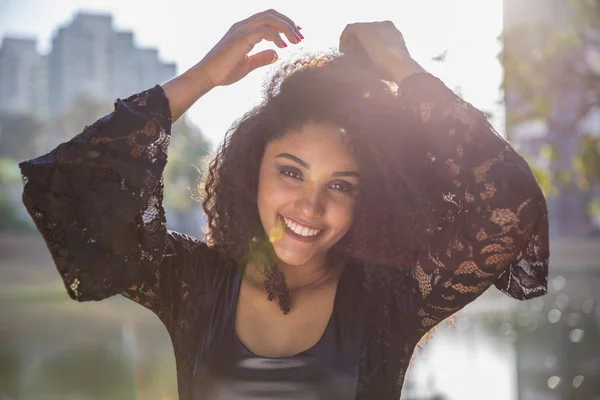 Retrato Una Joven Negra Sonriente — Foto de Stock